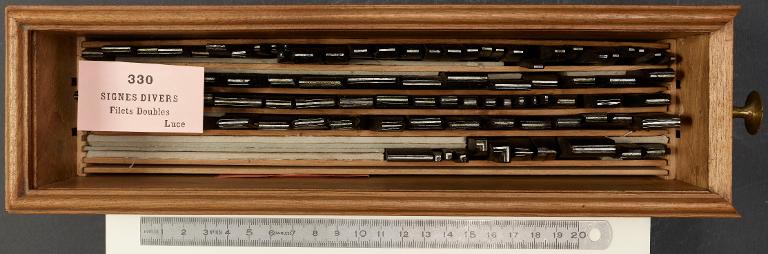 Boîte de poinçons typographiques : ornement filet ancien