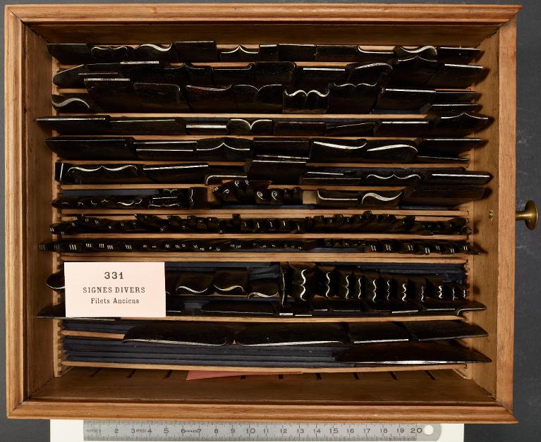 Poinçons typographiques : ornement accolade