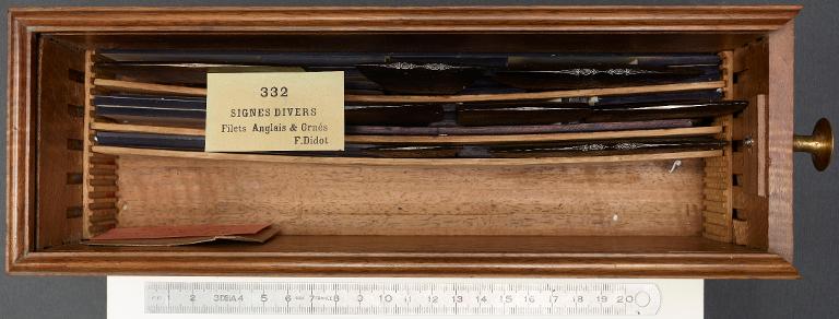 Boîte de poinçons typographiques : ornement filet anglais orné