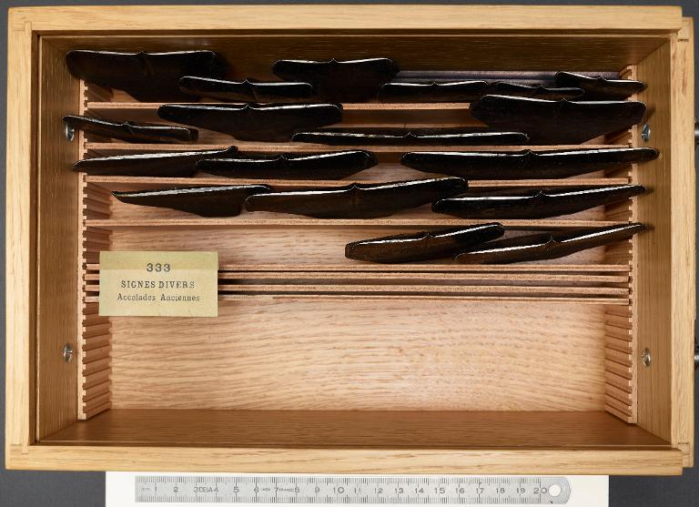 Boîte de poinçons typographiques : ornement accolade ancienne