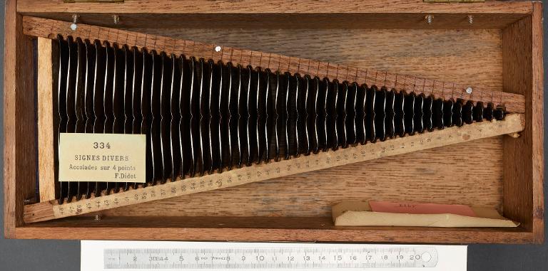 Boîte de poinçons typographiques : ornement accolade