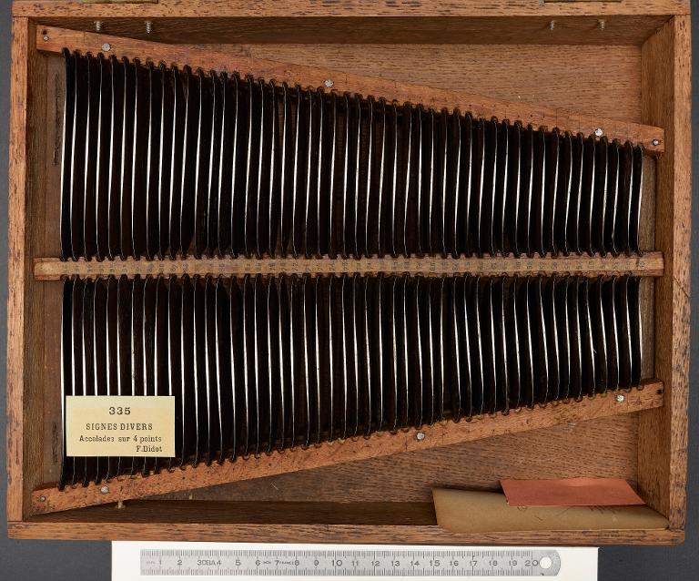 Boîte de poinçons typographiques : ornement accolade