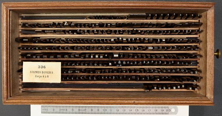 Boîte de poinçons typographiques : signes divers