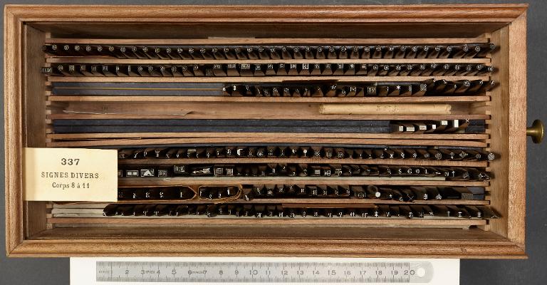 Boîte de poinçons typographiques : signes divers