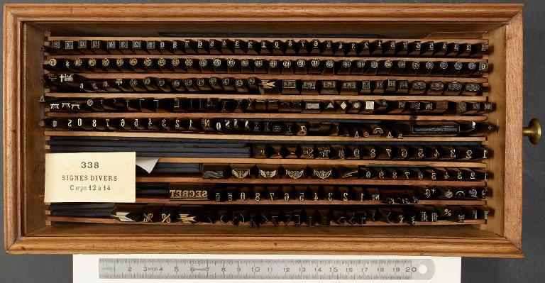 Boîte de poinçons typographiques : signes divers