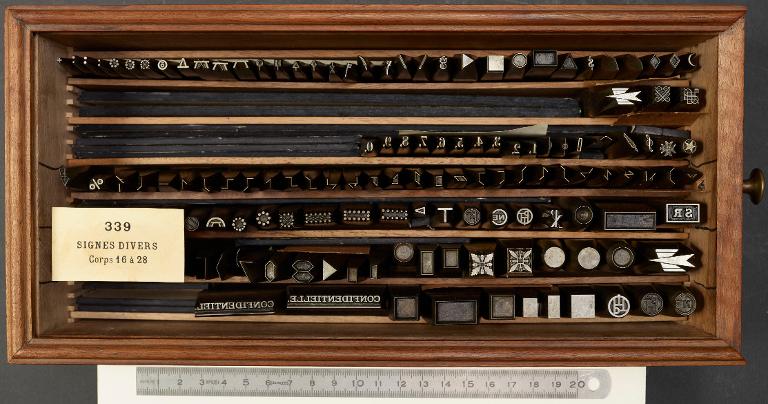 Boîte de poinçons typographiques : signes divers