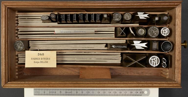 Boîte de poinçons typographiques : signes divers