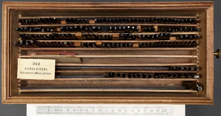 Boîte de poinçons typographiques : ornement astronomie, météo et chimie