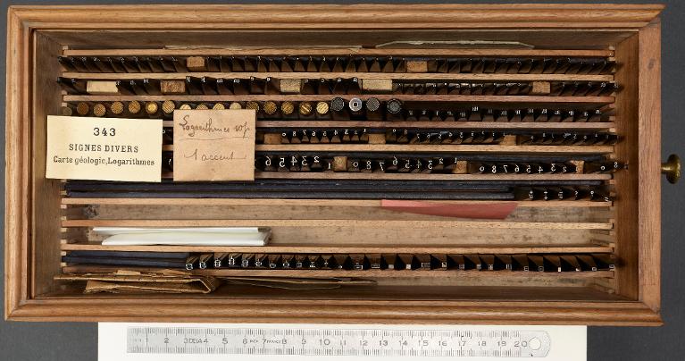 Boîte de poinçons typographiques : ornement carte géologique, logarithme