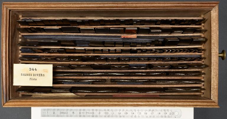 Poinçons typographiques : ornement filet