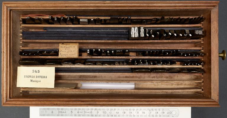 Boîte de poinçons typographiques : ornement musique