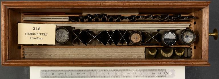 Boîte de poinçons typographiques : ornement croisillon rond évidé