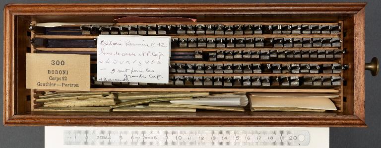 Boîte de poinçons typographiques : bodoni corps 12