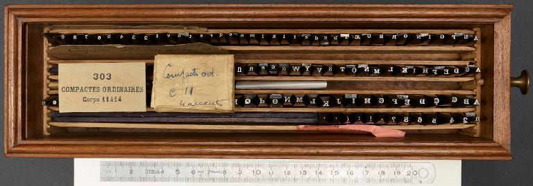 Poinçons typographiques : compacte ordinaire corps 12/13