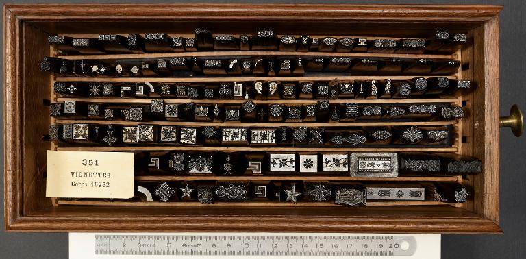 Boîte de poinçons typographiques : ornement vignette