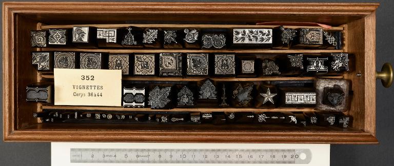 Boîte de poinçons typographiques : ornement vignette