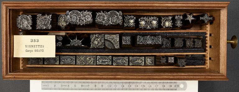 Boîte de poinçons typographiques : ornement vignette