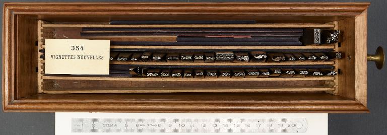 Boîte de poinçons typographiques : ornement vignette nouvelle