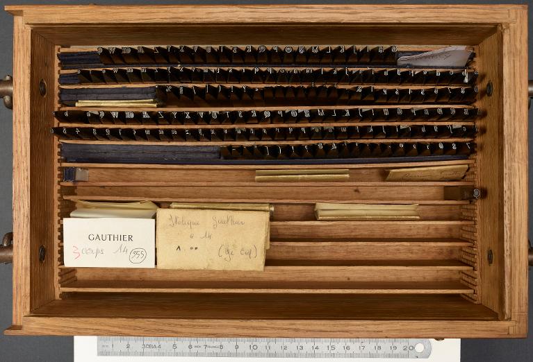 Boîte de poinçons typographiques : Gauthier corps 14