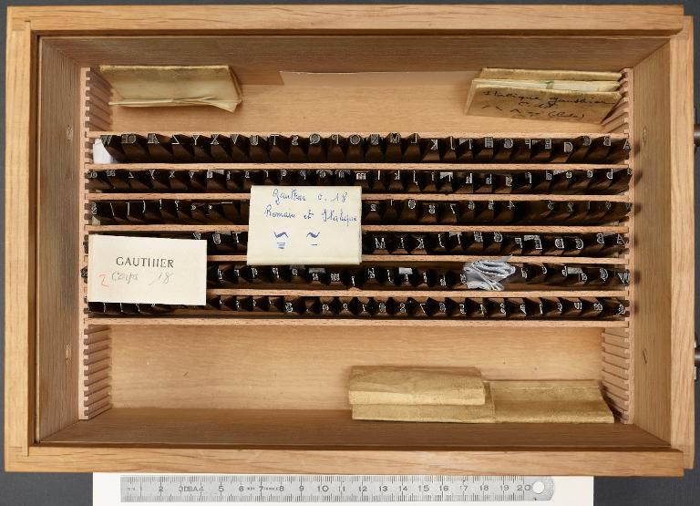 Boîte de poinçons typographiques : Gauthier corps 18
