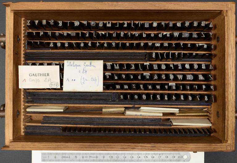 Boîte de poinçons typographiques : Gauthier corps 24