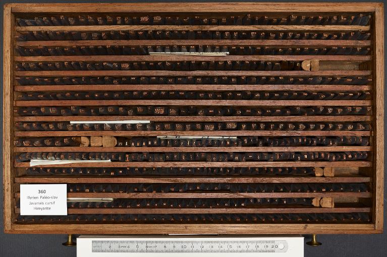 Poinçons typographiques : himyarite corps 12