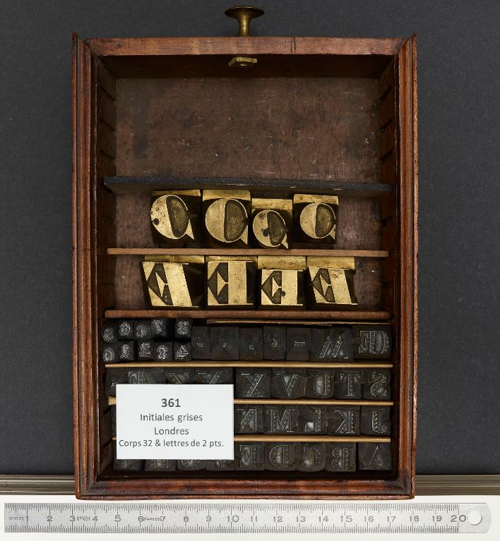 Boîte de poinçons typographiques : initiale grise et Londres
