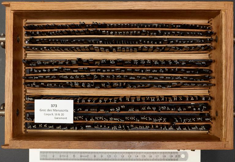 Boîte de poinçons typographiques : Grecs du Roi corps 9, 16 et 20