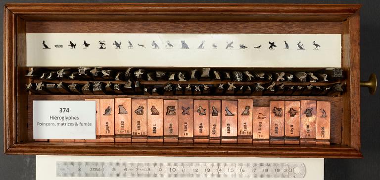 Boîtes de poinçons typographiques, de matrices et de fumés : hiéroglyphes égyptiens