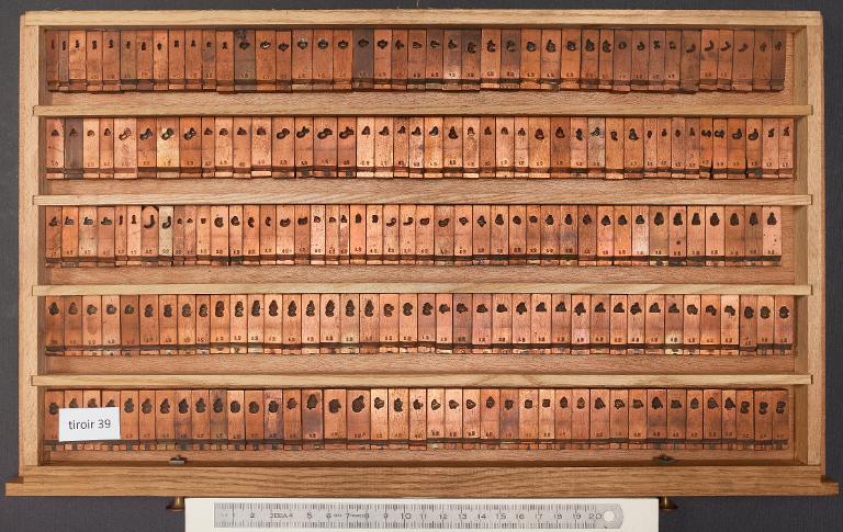 Tiroir de matrices : arabe maghrébin corps 24