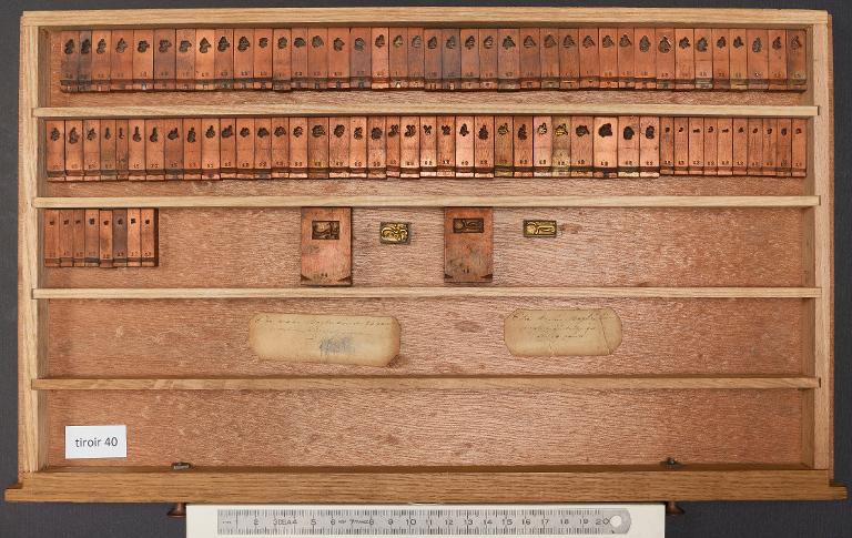 Tiroir de matrices : arabe maghrébin corps 24