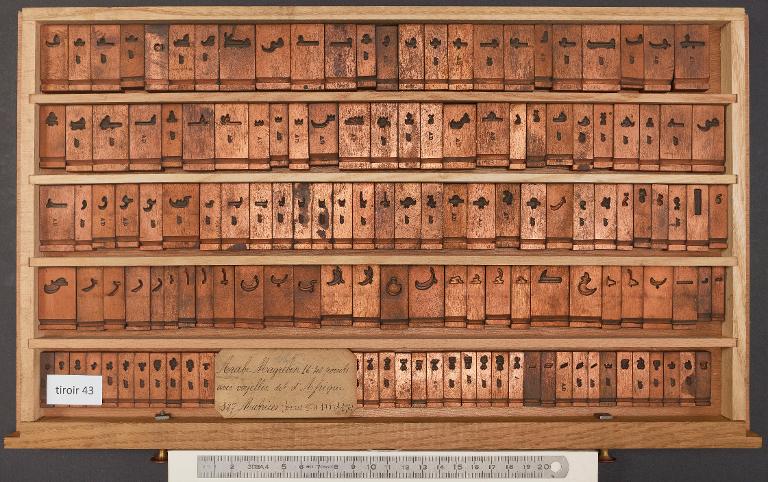 Tiroir de matrices : arabe maghrébin corps 40