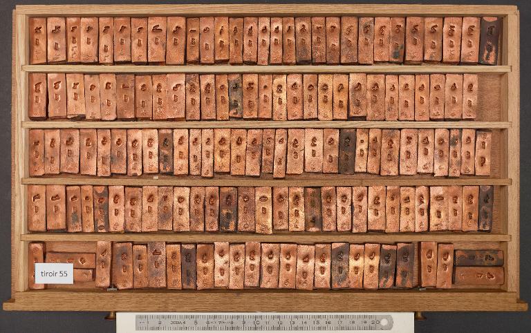 Tiroir de matrices : arabe corps 8