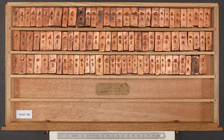 Tiroir de matrices : arabe corps 8