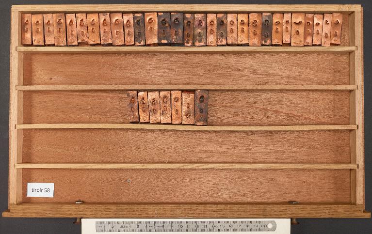 Tiroir de matrices : arabe corps 8