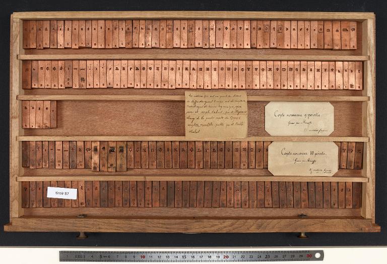 Tiroir de matrices : copte memphitique minuscule