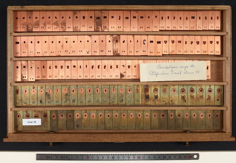 Tiroir de matrices : khmer jrien corps 20