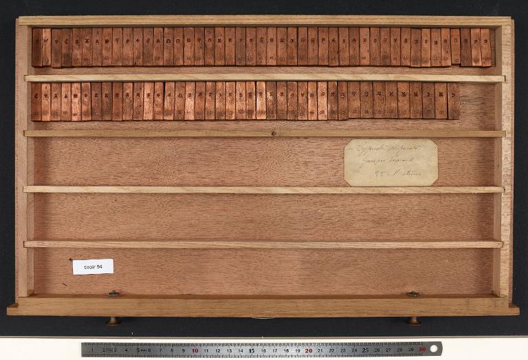 Tiroir de matrices : cypriote corps 10