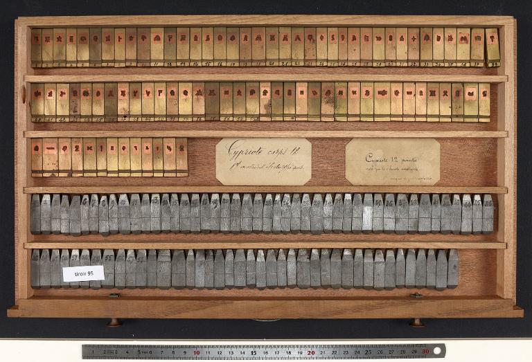 Tiroir de matrices : cypriote corps 12 avec les poinçons typographiques