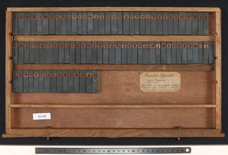 Tiroir de matrices : cypriote corps 12