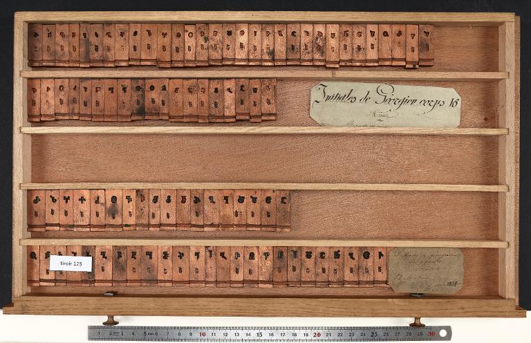Tiroir de matrices : géorgien ecclésiastique, initiales