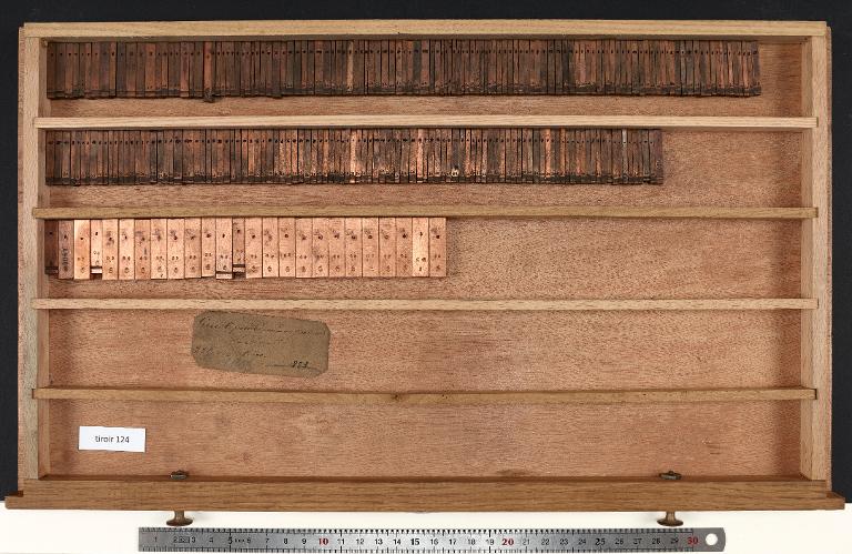Tiroir de matrices : grec du Roi corps 6