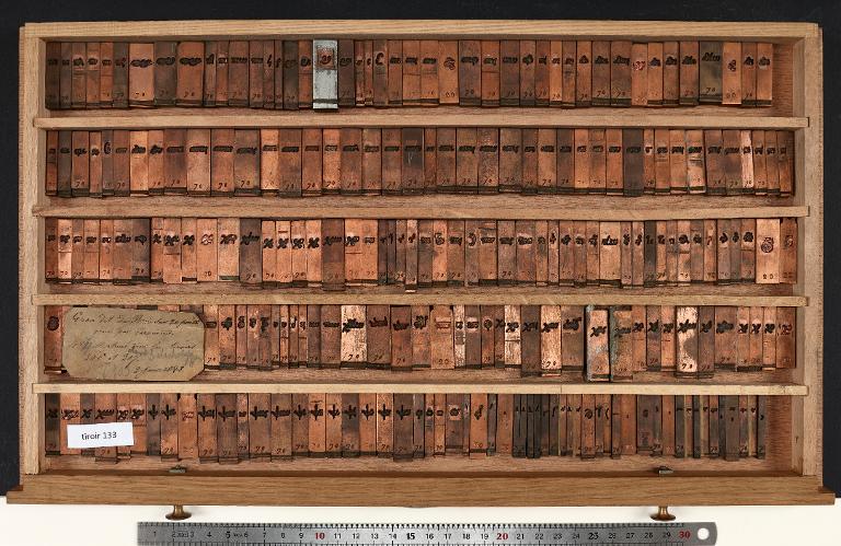 Tiroir de matrices : grec du Roi corps 20