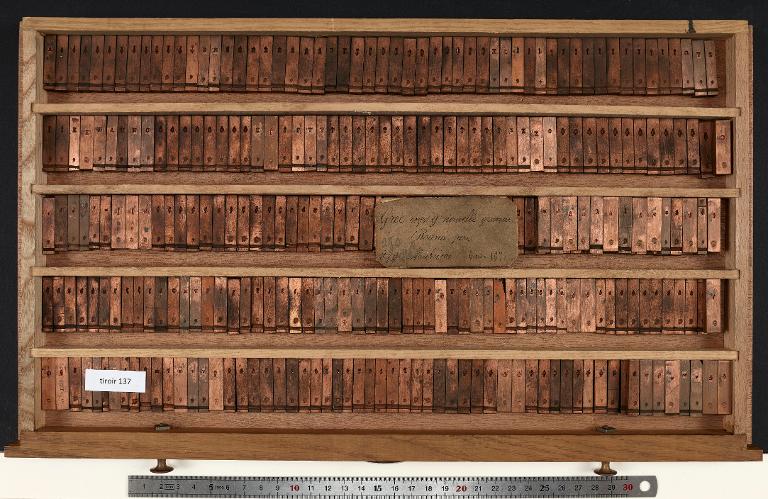 Tiroir de matrices : grec corps 9