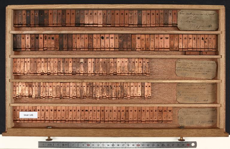 Matrices : grec archaïque corps 12