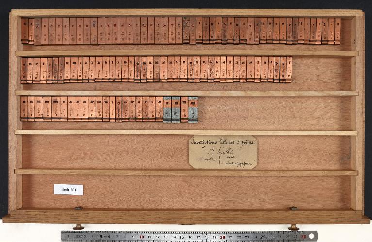 Tiroir de matrices : inscriptions latines corps 8