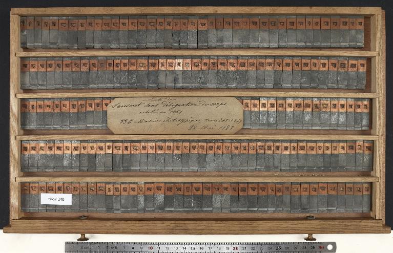 Tiroir de matrices : nâgarî sans désignation de corps