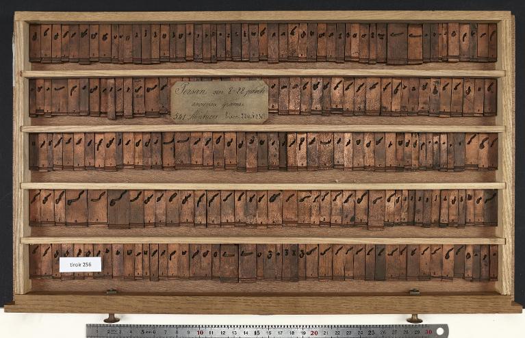 Tiroir de matrices : persan corps 28