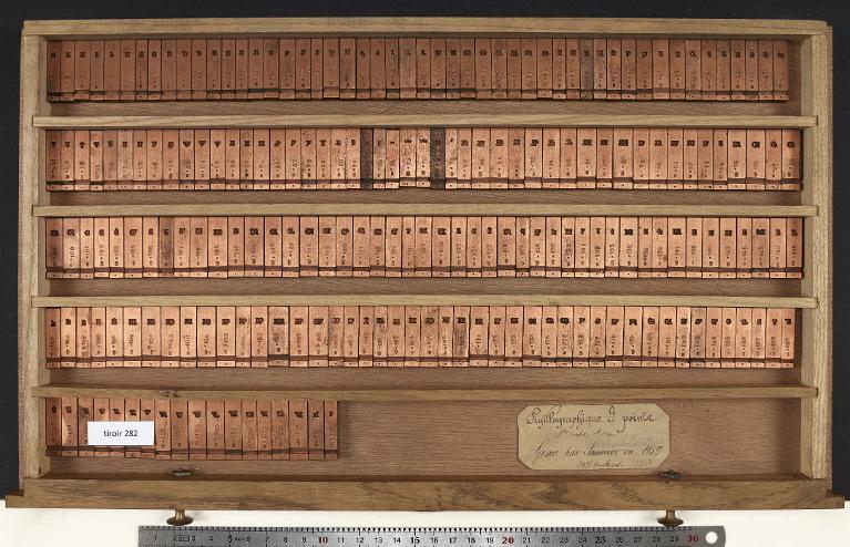 Tiroir de matrices : sigillographie corps 9