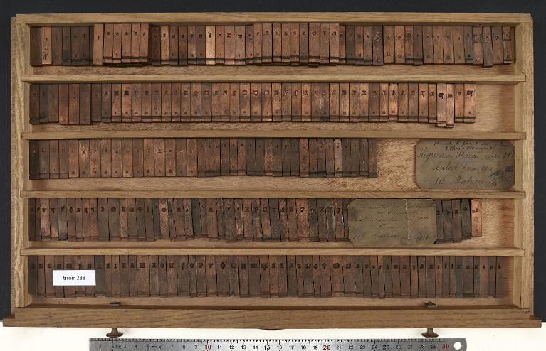 Tiroir de matrices : slavon et slavon cyrillique